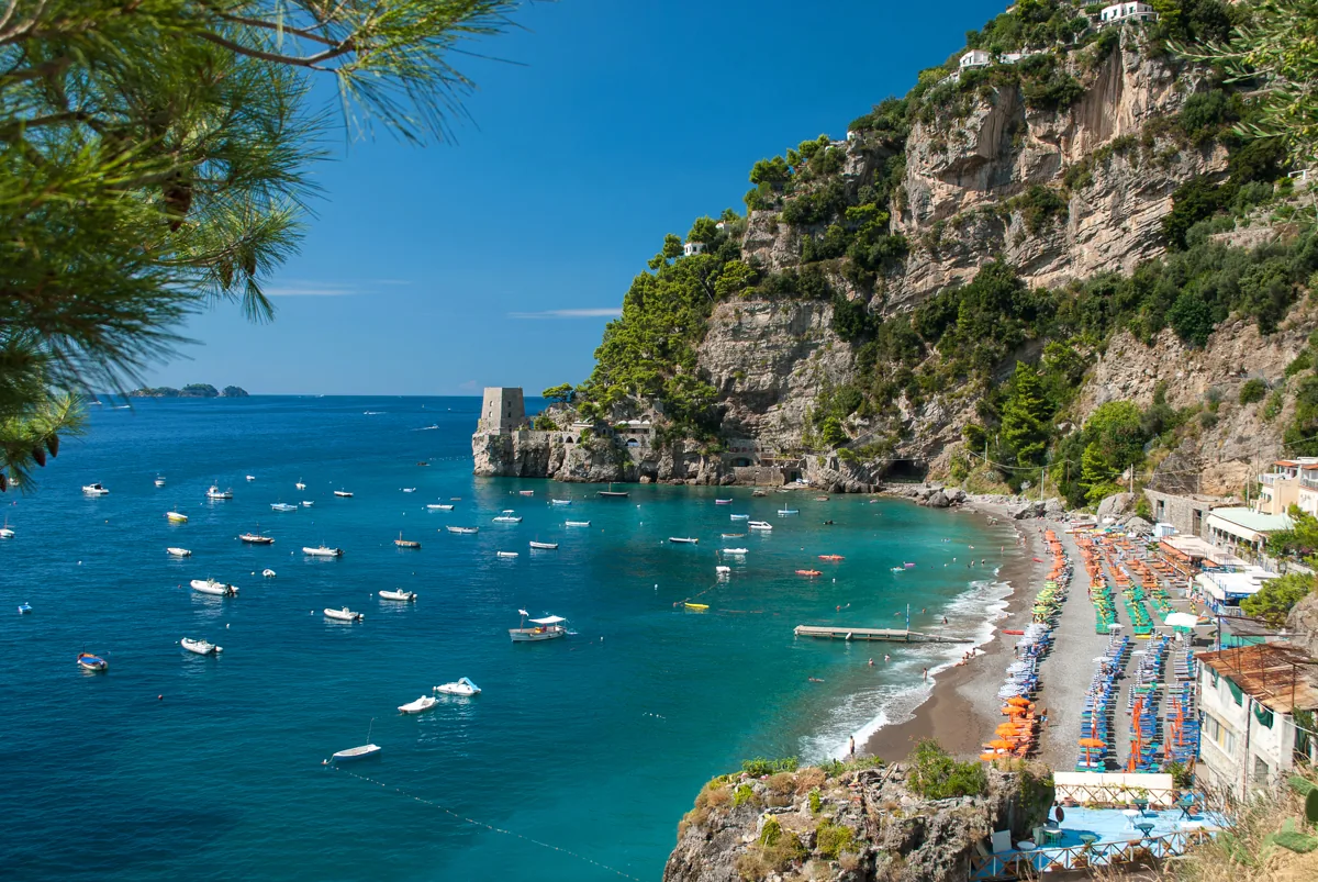 Playa de Fornillo en Positano, entre el mar, la ladera y una torre costera