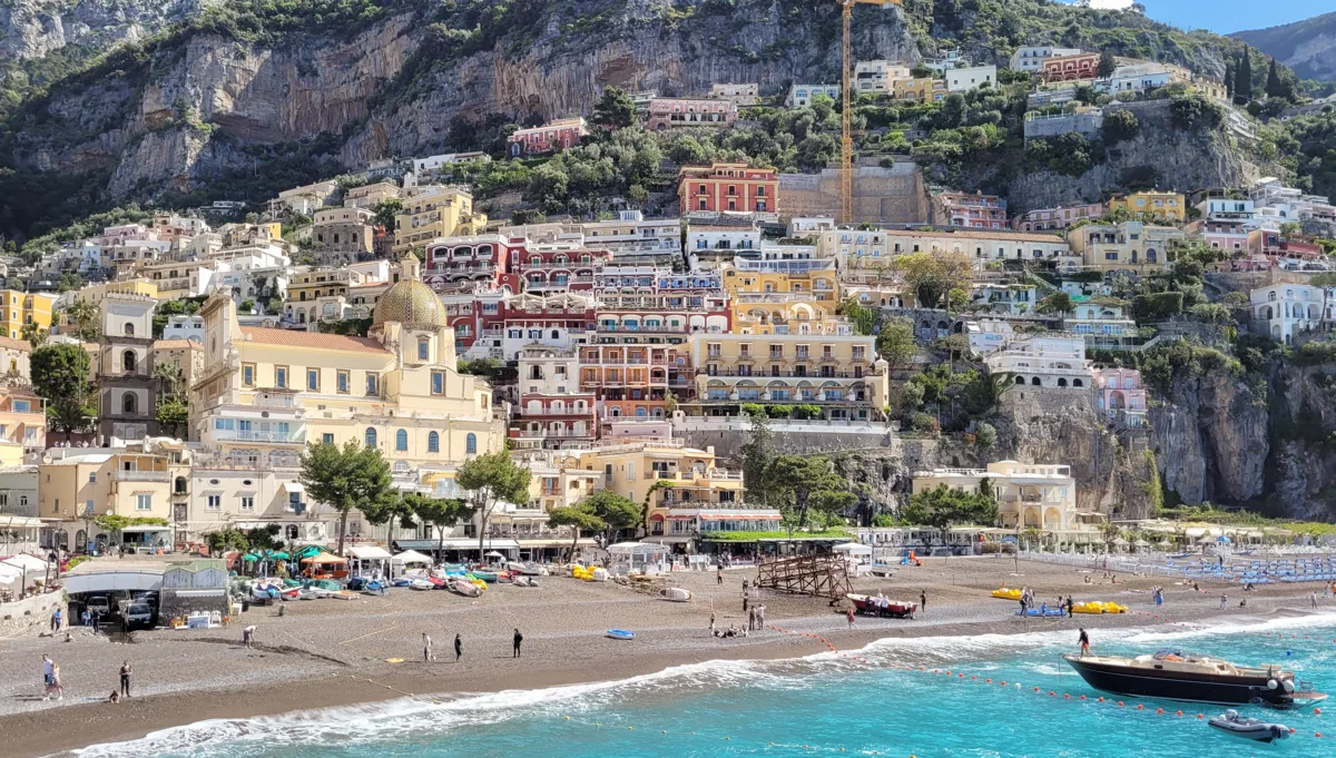 Spiaggia Grande de Positano con barcas y casas escalonadas sobre la playa