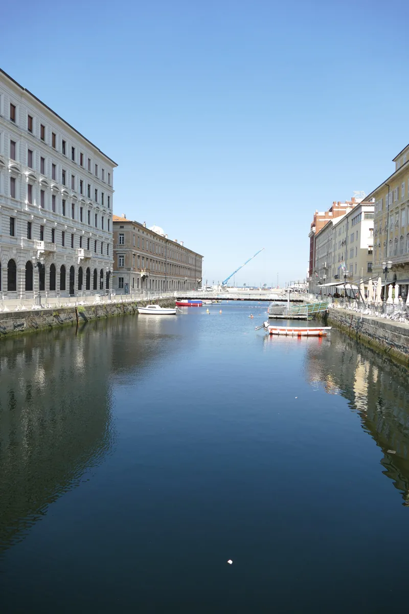 Canal Grande de Trieste con barcas y fachadas a ambos lados del agua