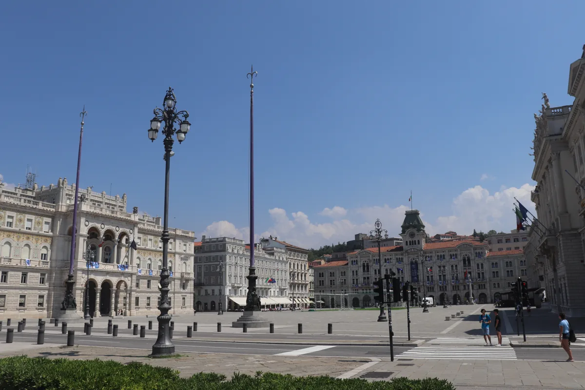 Piazza Unità d’Italia de Trieste con sus palacios y farolas