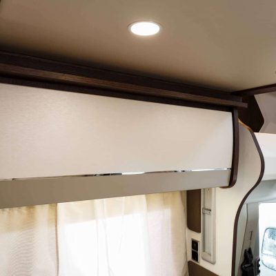 El interior de un rv con una ventana grande.