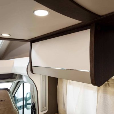 El interior de una autocaravana con una gran ventana.