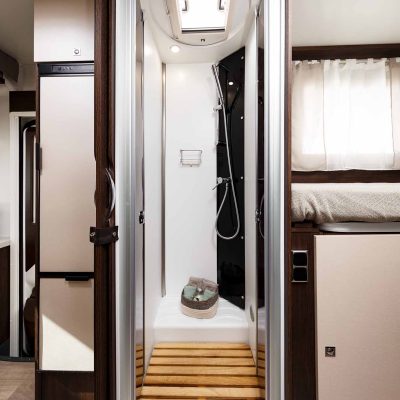 Un cuarto de baño con ducha y WC en un rv.