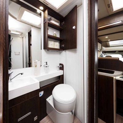 Un baño en un barco con inodoro y lavabo.