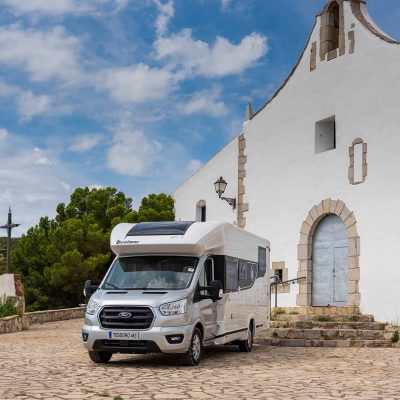 Un Ford Transit estacionado frente a una iglesia.