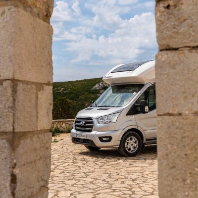 Un Ford Transit estacionado en un arco de piedra.