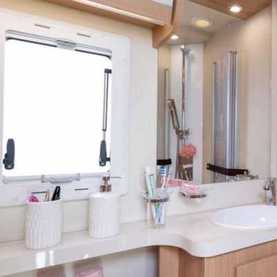 Un baño con lavabo y espejo.