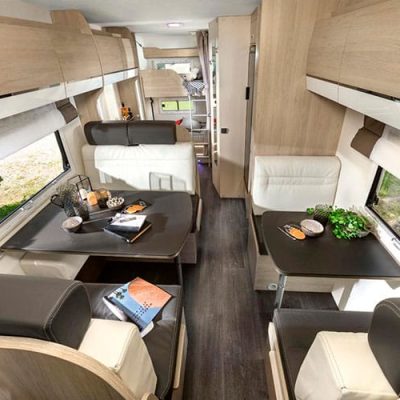 El interior de un rv con mesa y sillas.